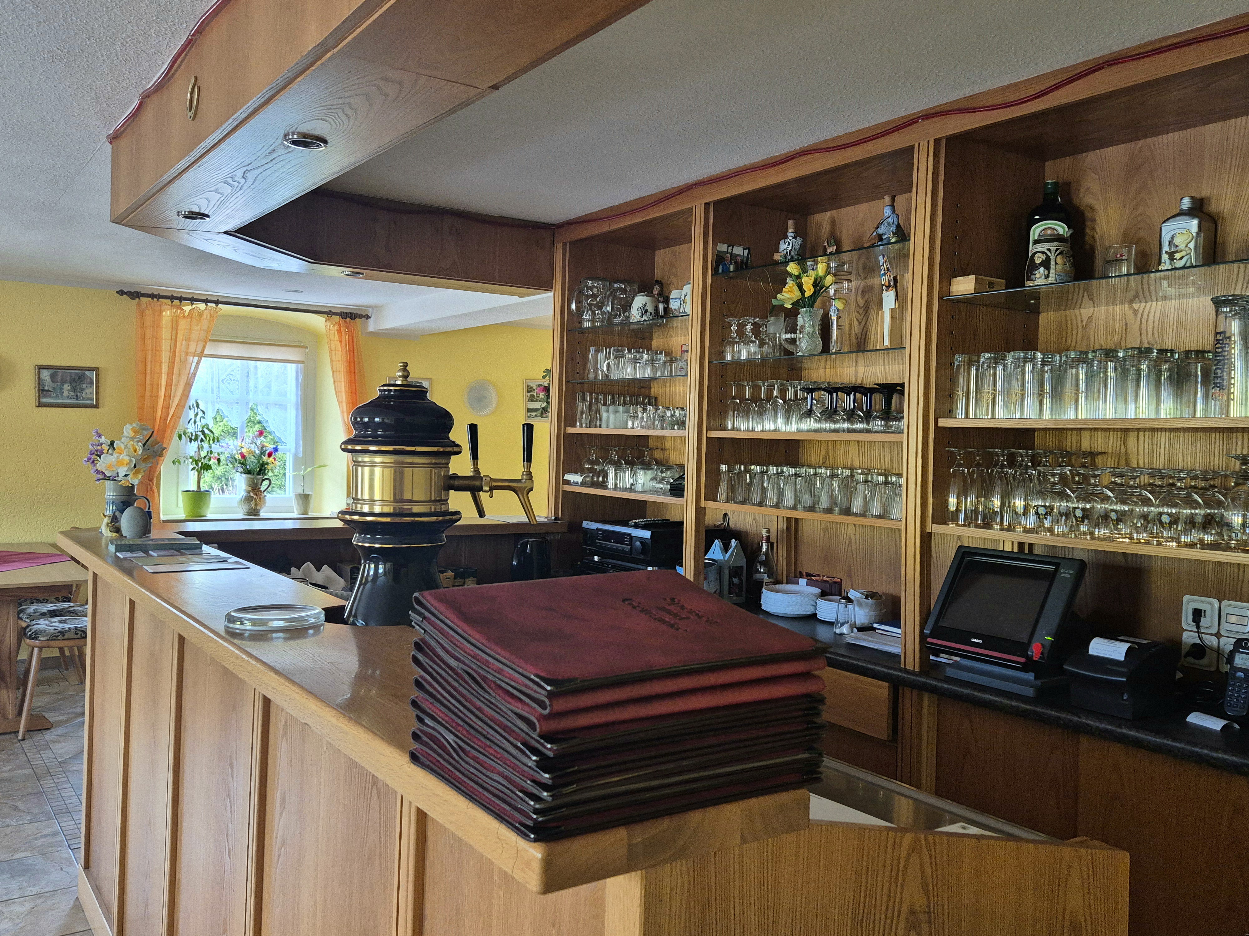 Sitzbereich der Gaststube mit Holzmöbeln